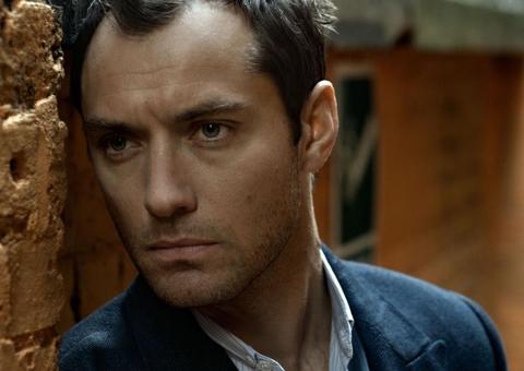 Jude Law diz que faz jejum intermitente para poder curtir um grande banquete