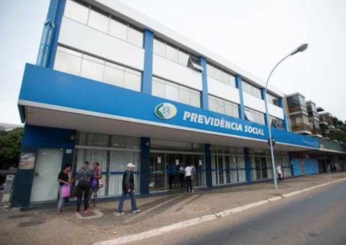 Mulher sem mãos e pernas tem pedido de benefício negado pelo INSS por não poder assinar papel