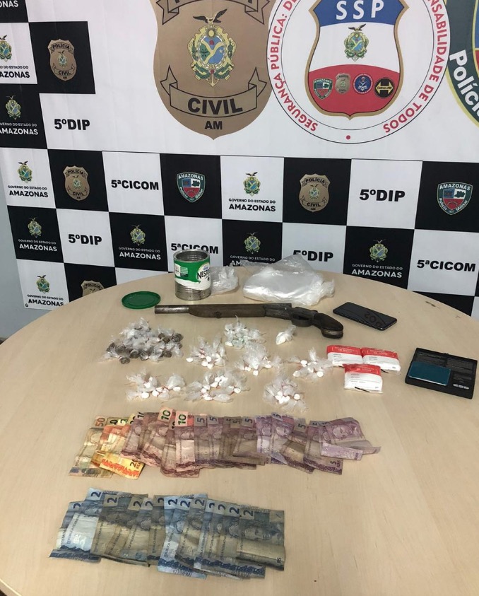 Trio é preso por vender drogas em flutuante de Manaus