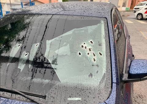 Bandidos atiram ao menos 14 vezes contra carro de PM de folga em tentativa de assalto