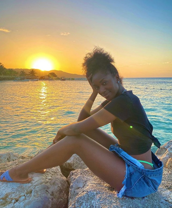 De biquíni, Iza mostra cabelo natural pela primeira vez