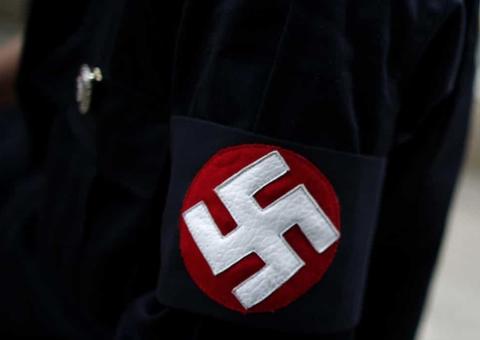 Homem é indiciado por apologia ao nazismo após pendurar suástica em janela