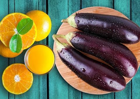 Suco de laranja com berinjela reduz colesterol e emagrece; saiba mais