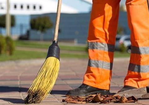 A caminho do trabalho, homem é assaltado por dupla disfarçada de garis em Manaus