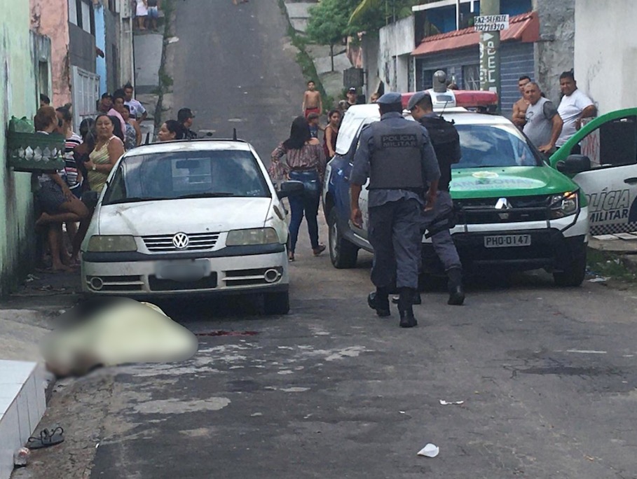 Pistoleiros matam homem a tiros e ferem adolescente em rua de Manaus