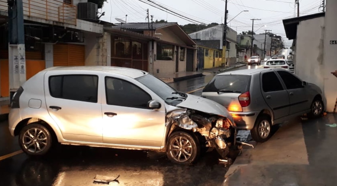 Em Manaus, motorista arrasta carro estacionado e foge a pé deixando veículo para trás