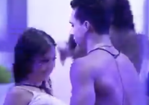 Petrix segura seio de Boca Rosa e internautas pedem expulsão do ginasta