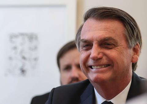 Bolsonaro diz que deportação de brasileiros ilegais é 'direito' dos EUA