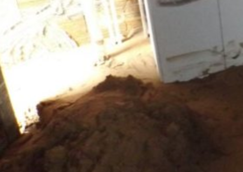 Enxurrada de lama invade casas durante temporal em Manaus  