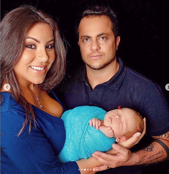 Andressa Ferreira posta ensaio familiar com Thammy Miranda e Bento