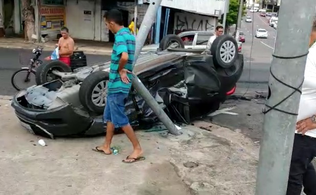 Em Manaus, motorista fica gravemente ferido após carro colidir com outro e capotar em avenida