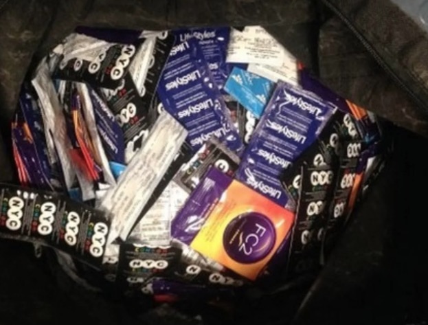 Em Manaus, homem é encontrado morto ao lado de bolsa cheia de camisinhas