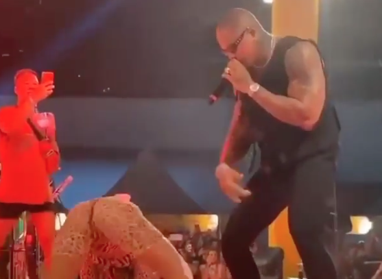 Vídeo: De quatro, Anitta rebola loucamente para Léo Santana durante show 