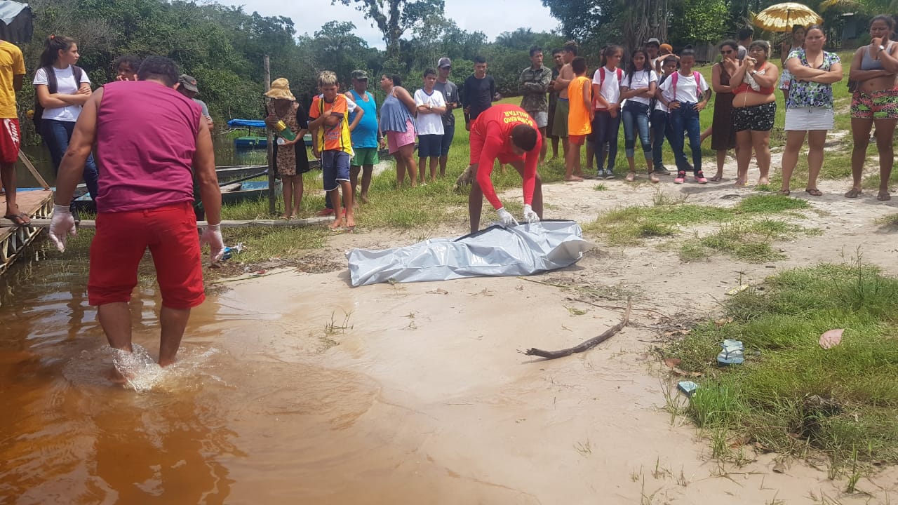 Corpo de homem surge boiando na frente da Praia da Lua em Manaus