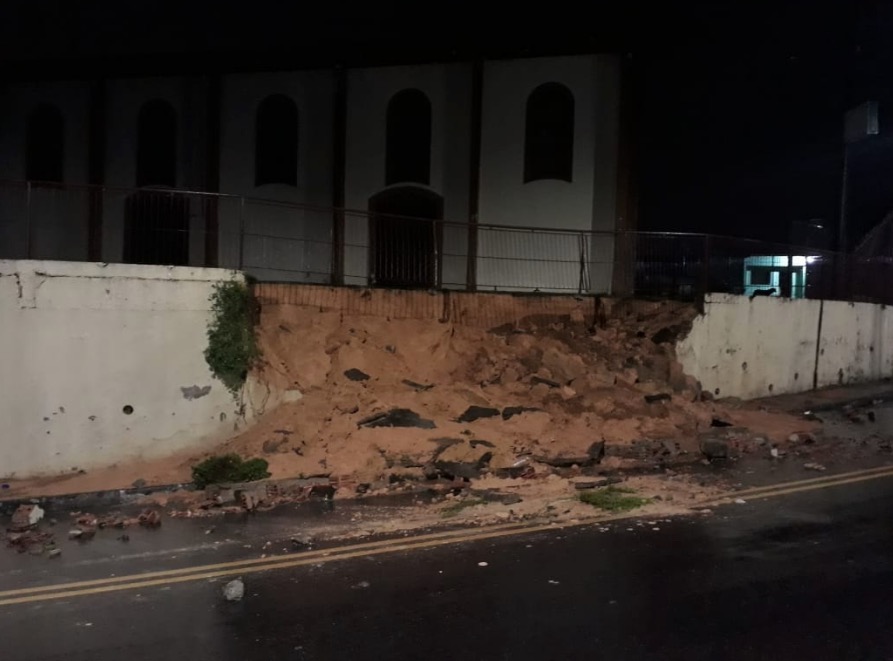 Muro de igreja desaba devido a forte chuva em Manaus 