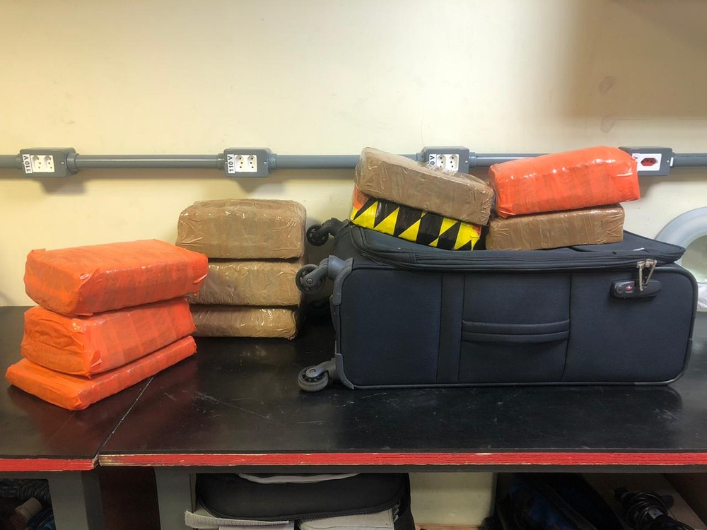 Jovem é presa com drogas escondidas em mala no aeroporto de Manaus 