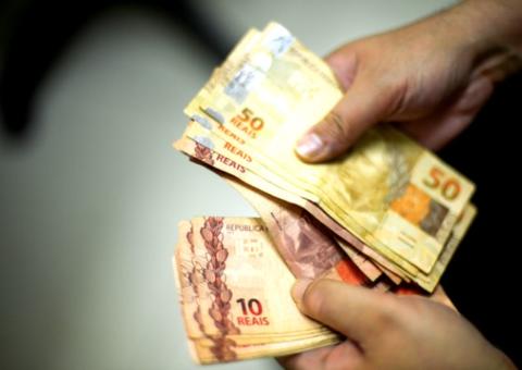 Após três anos, servidores no Amazonas recebem 13º salário de 2016
