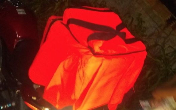 Criminosos abordam casal para roubar lanche e celular em Manaus