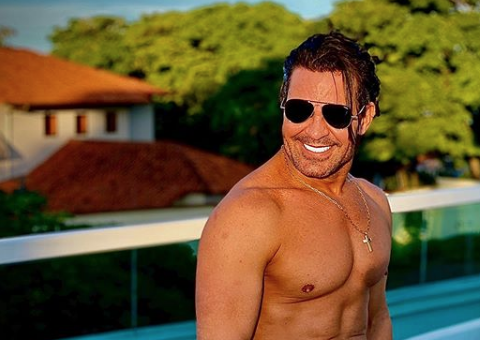 Fã não consegue entrar no camarim de Eduardo Costa e desabafa: 'Só entram mulheres gostosas'