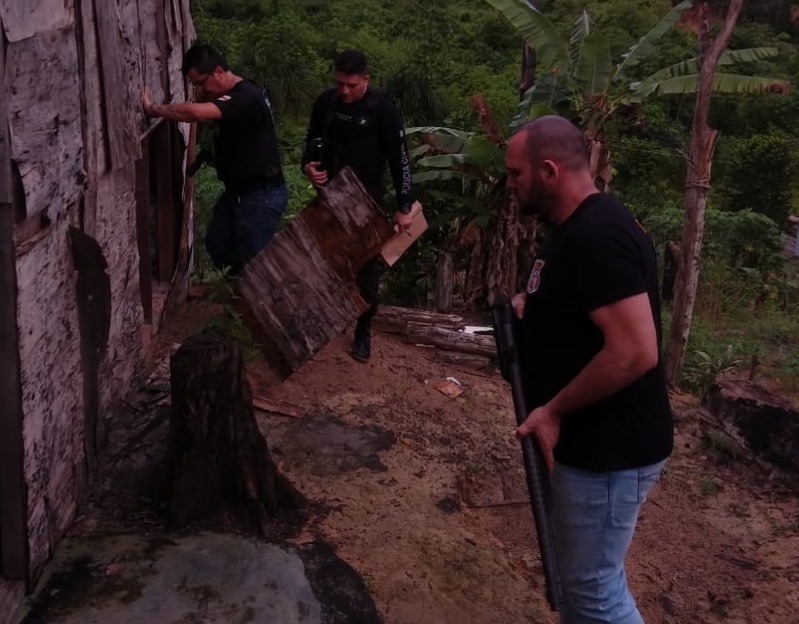 Operação procura cemitérios clandestinos e tribunais do crime em comunidade de Manaus
