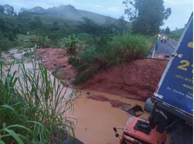 Cratera se abre em rodovia, engole veículos e mulher desaparece