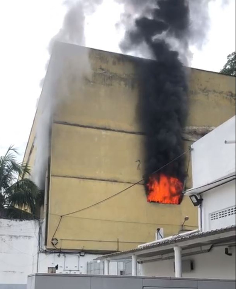 Incêndio atinge presídio com 500 detentos no Rio de Janeiro