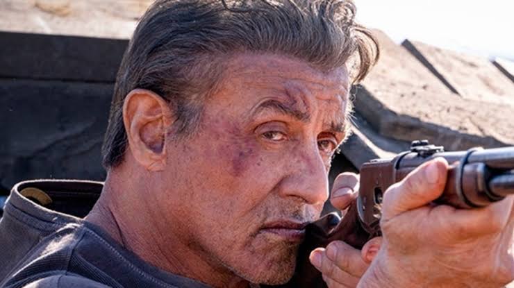 Sylvester Stallone aparece completamente grisalho e recebe elogios