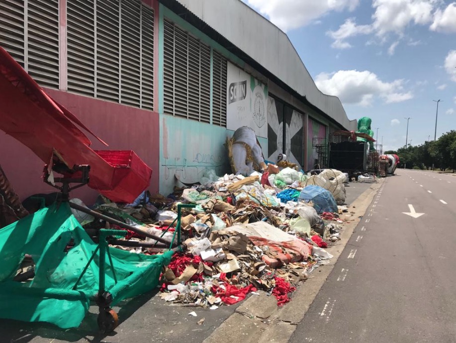 MP encontra lixo de carnavais passados nos galpões das escolas de samba de Manaus 