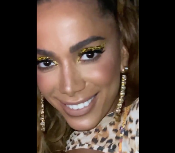 Anitta fica sem jeito ao ter posição preferida em sexo com mulheres revelada 