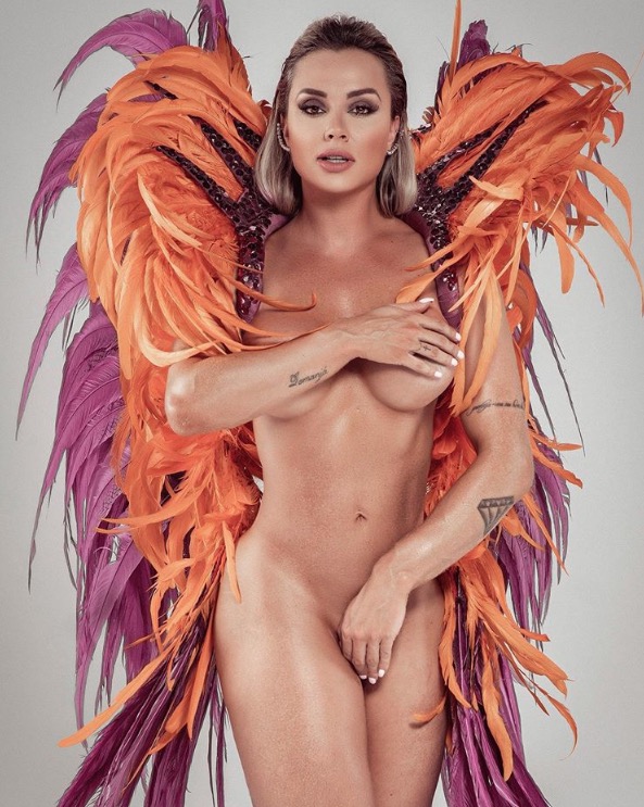 Sem calcinha e sutiã, Juju Salimeni posa com virilha à mostra em preparação para o Carnaval