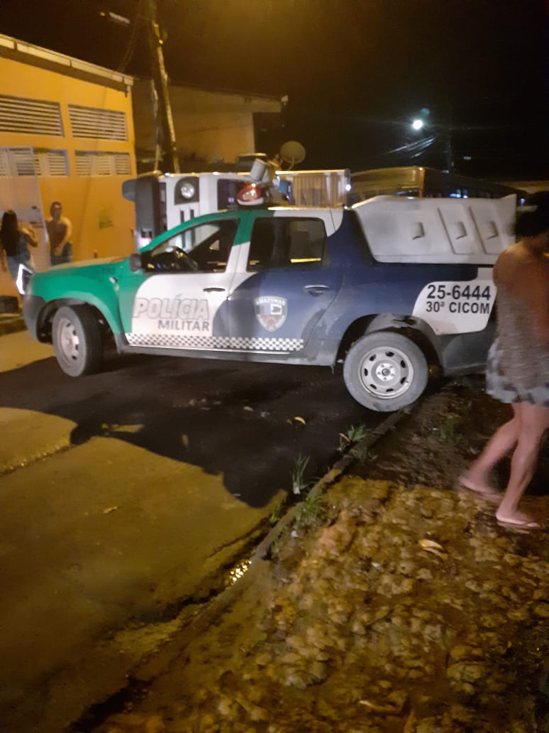 Em Manaus, grupo rouba caminhão, sequestra família e troca tiros com a polícia