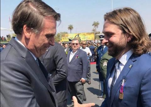 Bolsonaro recua e cancela recontratação de amigo de seus filhos que usou voo da FAB