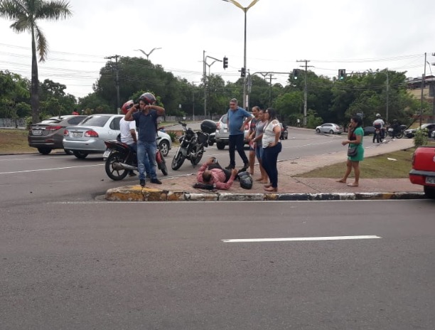 Homem fica ferido em acidente entre carro e motocicleta em avenida de Manaus