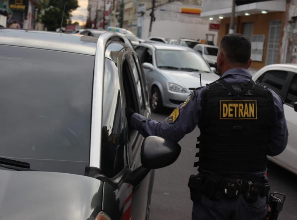 Homem acaba preso após tentar fugir de blitz do Detran em Manaus