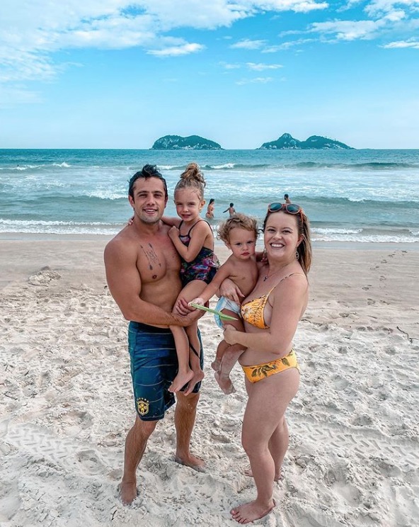 Esposa de Rafael Cardoso posta foto de biquíni e faz desabafo sobre críticas