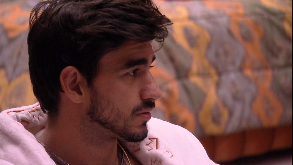 Guilherme diz a Hadson que Petrix 'se queimou' no BBB 20