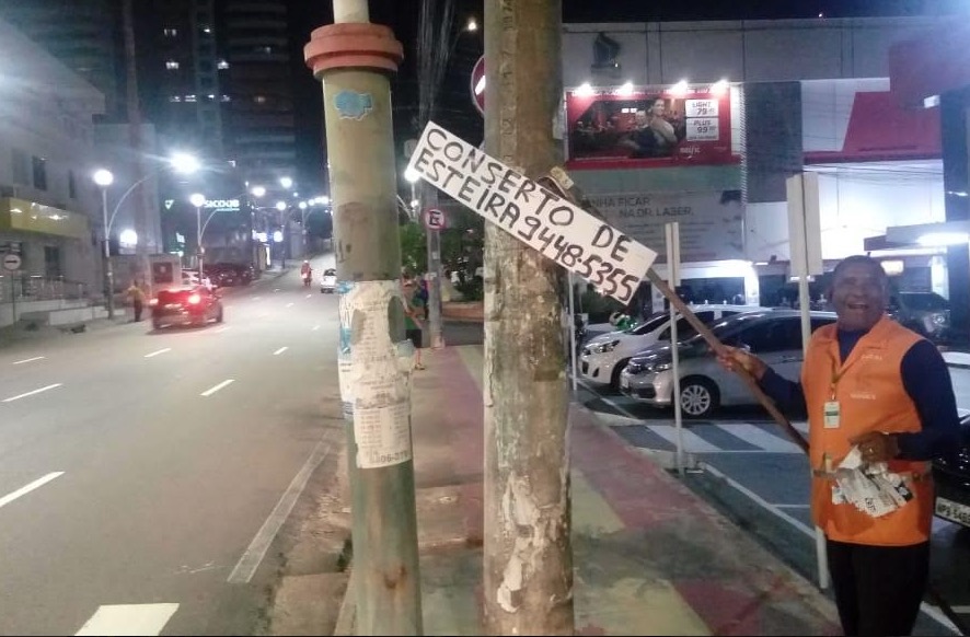 Ação retira 150 placas publicitárias irregulares do Vieiralves, em Manaus 