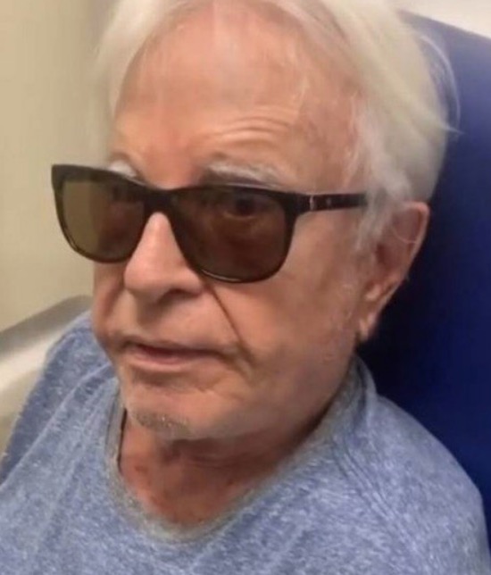 Aos 92, Cid Moreira leva queda da escada e é levado à emergência