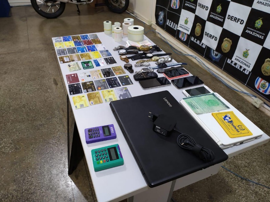 Dupla é presa suspeita de aplicar golpes com cartões de crédito em Manaus