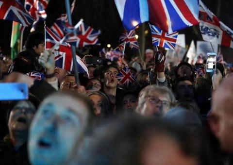 Reino Unido deixa a União Europeia com ato pró-brexit em clima de Réveillon