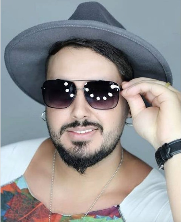 Cantor sertanejo morre ao ter corpo arremessado em poste durante acidente de moto