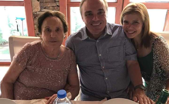 Após briga, viúva de Gugu aceita pensão menor que a mãe do apresentador 