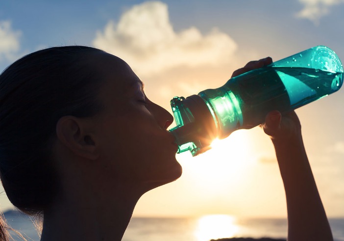Veja o perigo de usar sempre a mesma garrafa de água sem lavar