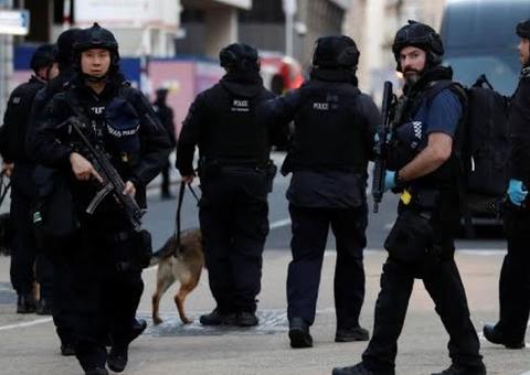 Em Londres, homem esfaqueia pessoas em suposto ataque terrorista e acaba morto