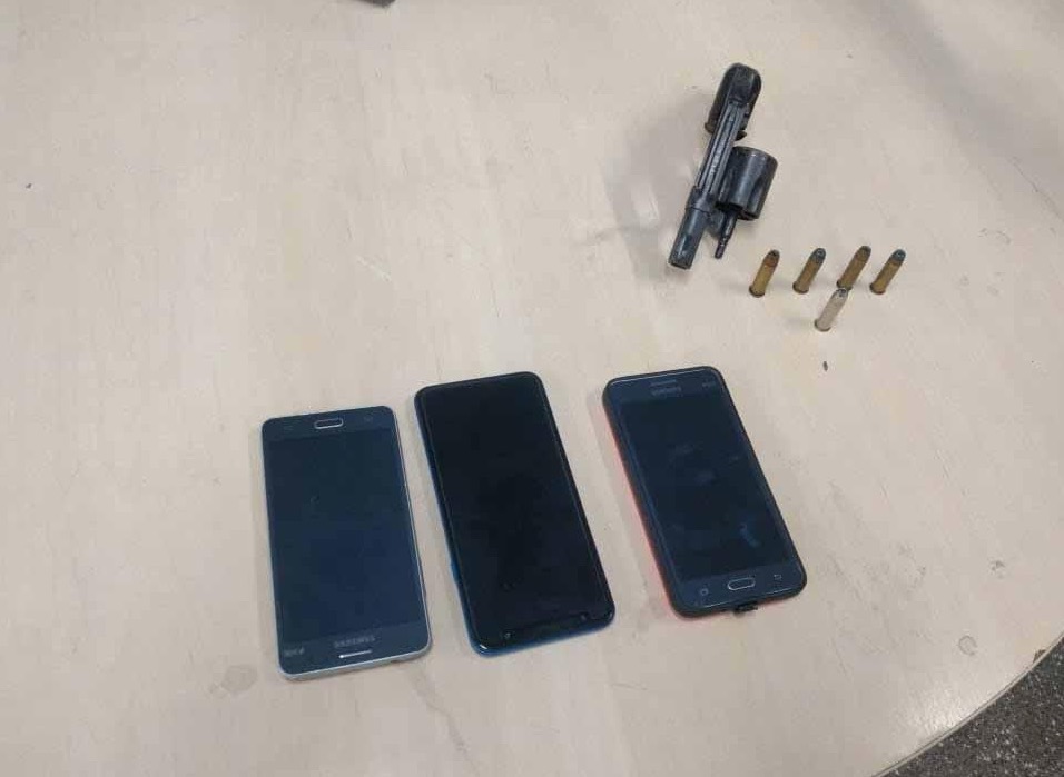 Armado, casal é preso suspeito de assaltar micro-ônibus em Manaus