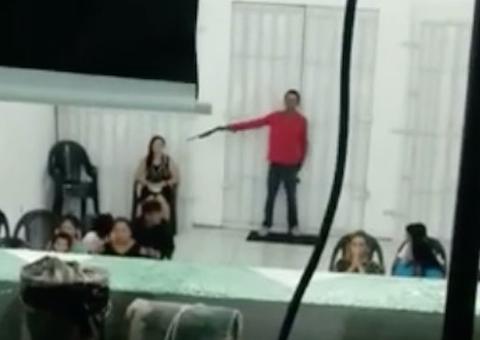 Vídeo mostra momento em que assaltantes armados invadem e roubam fiéis em igreja de Manaus