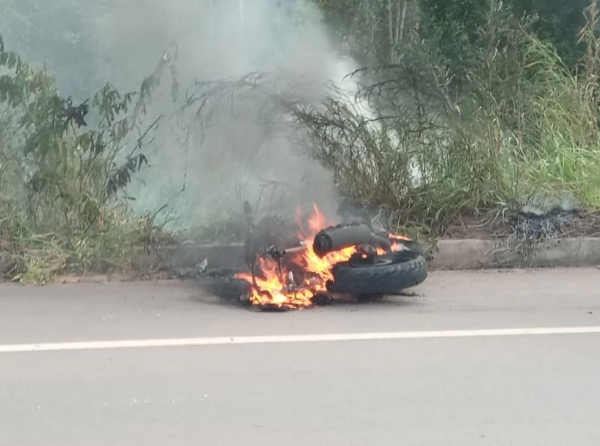 Vítima de acidente entre três carros e uma motocicleta, morre em hospital de Manaus