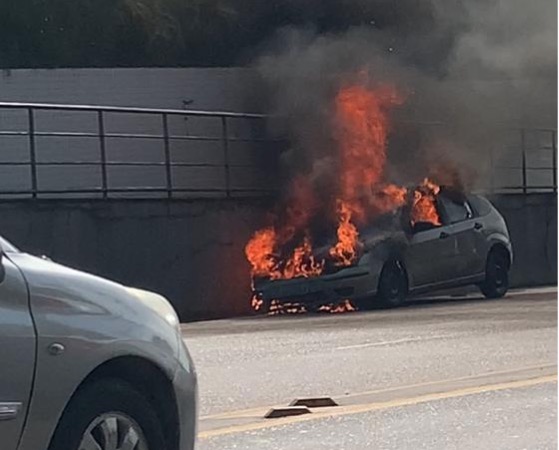 Em Manaus, carro é engolido por fogo no meio de avenida movimentada