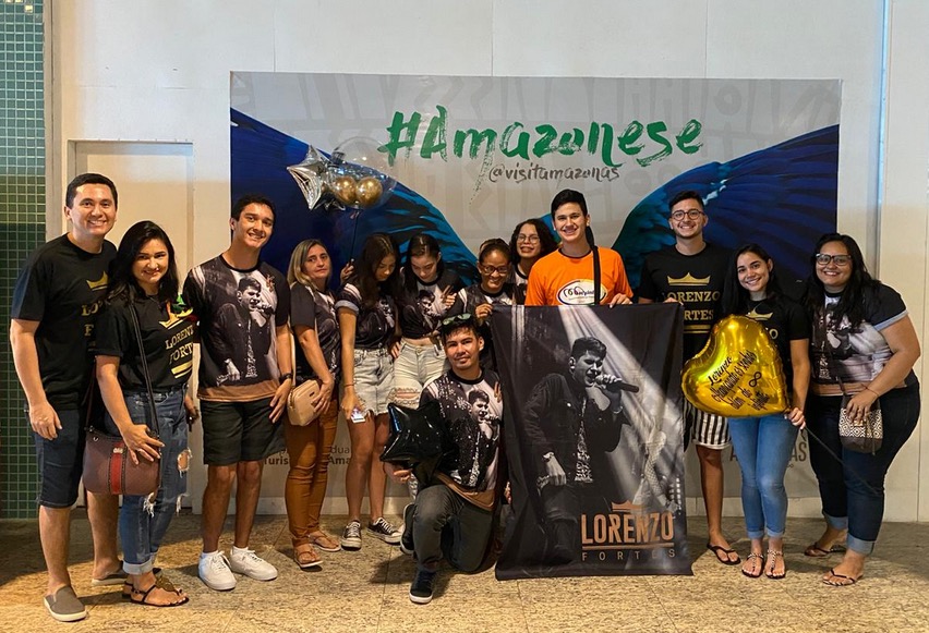 Lorenzo Fortes recebe surpresa de fãs no aeroporto de Manaus