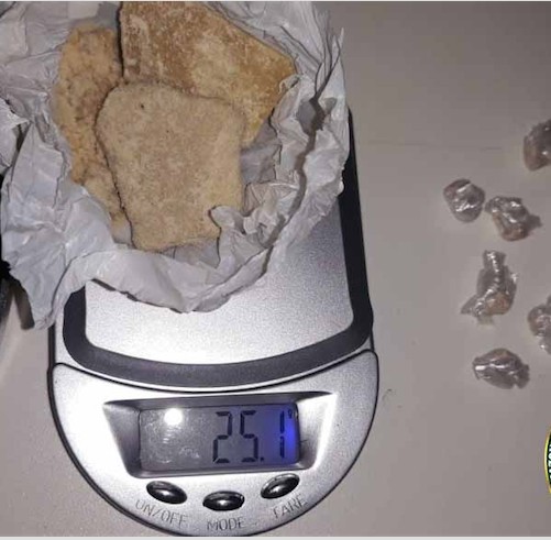 Cercados pela polícia, suspeitos tentam se desfazer de drogas mas são presos no Amazonas